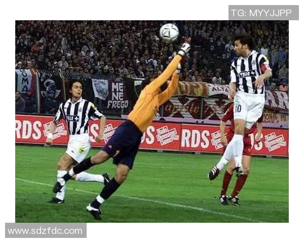 足球头顶球技巧教学视频助你轻松掌握头球技巧提升比赛表现